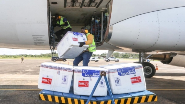 Acre recebe 48.250 mil doses de Astrazeneca para iniciar maior operação de vacinação contra a Covid-19 no estado